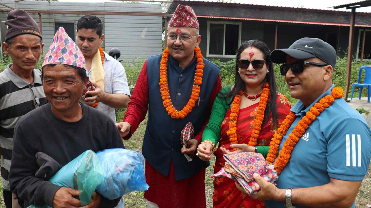 दशैँलाई भन्दै  चेपाङ बस्तीमा गीतकार अधिकारीले बाँडे राहत