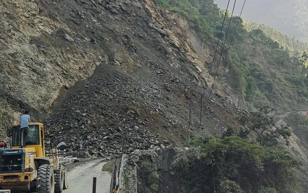 तुईन खोलाको पहिरो हटाउन भोलीसम्म लाग्ने