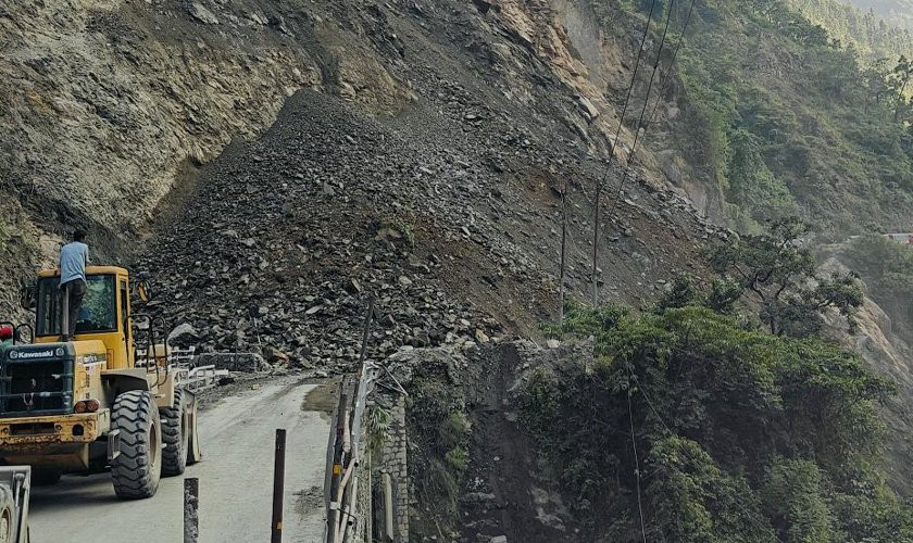 तुइन खोलामा पहिरो, मुग्लिन–नारायणघाट सडक पुनः अवरुद्ध