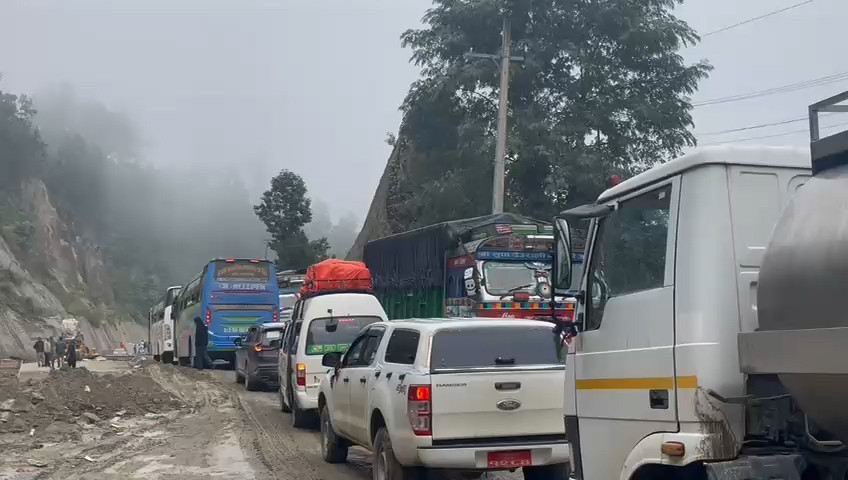 बाढी पहिरोका कारण केही राजमार्ग अवरुद्ध