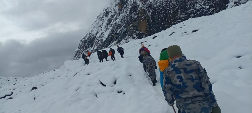 अन्नपूर्ण बेस क्याम्पबाट सशस्त्र प्रहरीद्वारा  १ सय ६२ पर्यटकको उद्धार