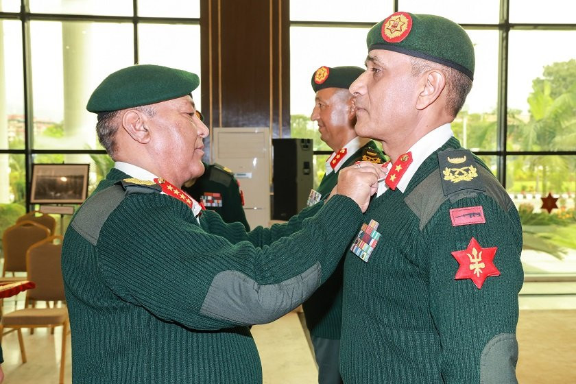प्रधानसेनापतिद्वारा दर्ज्यानी चिन्ह प्रदान
