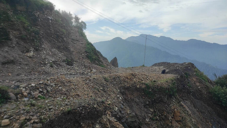 बारपाक–लाप्राक सडकखण्डमा बुधबारसम्म सवारी आवागमन बन्द