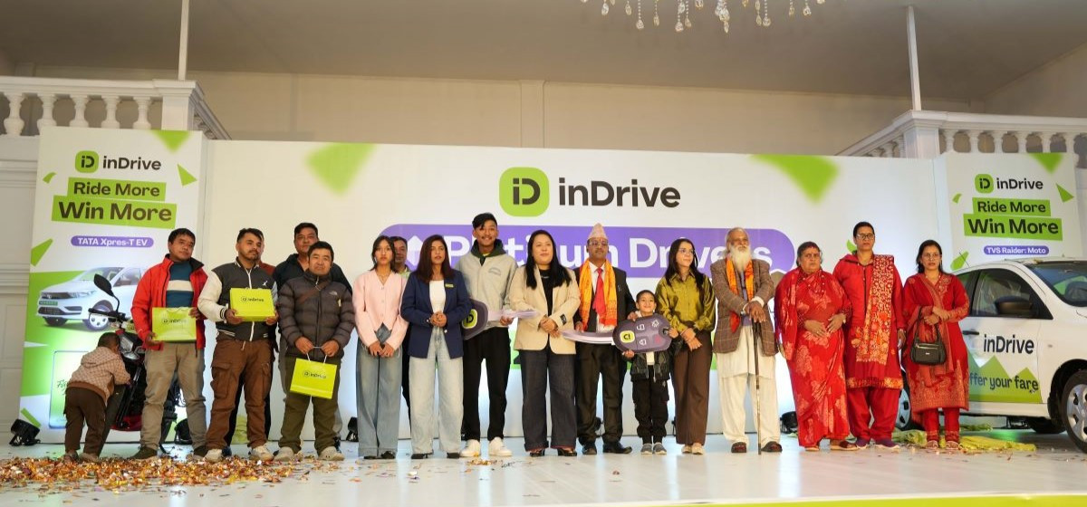 इनड्राइभद्वारा प्लेटिनम ड्राइभर गिभअवे क्याम्पेनका ग्रान्ड प्राइज विजेतालाई पुरस्कार हस्तान्तरण