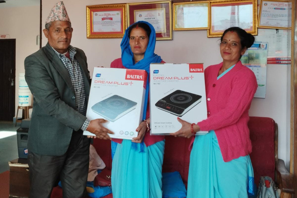 महिला स्वास्थ्य स्वयंसेविकालाई विद्युतीय इन्डक्सन चुलो