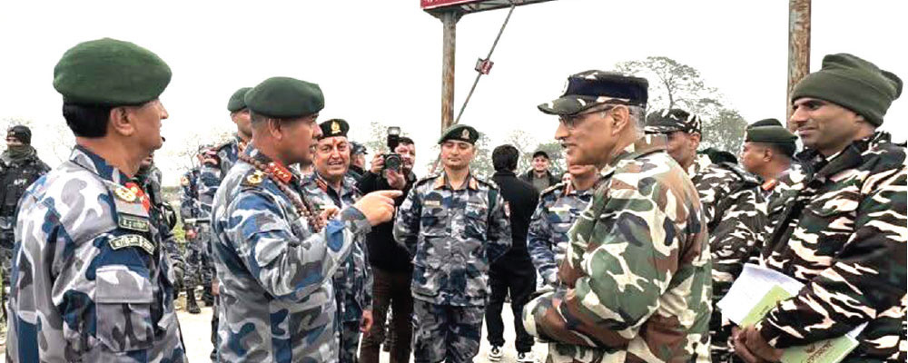 सीमा निरीक्षण गर्दै महानिरीक्षक अर्याल