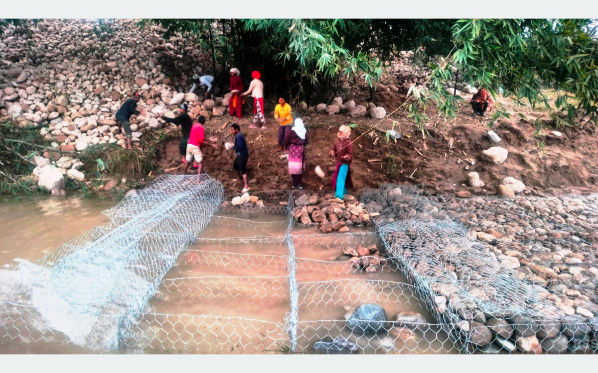 भू-क्षय रोक्न स्याली नदीमा तटबन्ध निर्माण