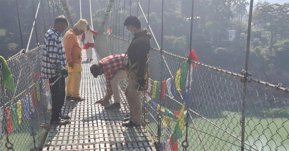 देवघाटमा झोलुङ्गे पुल मर्मत