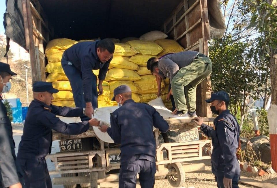 बालाजुबाट ४ सय बोरा युरिया मल बरामद