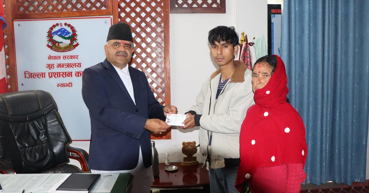 सुवासलाई ११ वर्षको पर्खाइपछि आमाको नामबाट नागरिकता