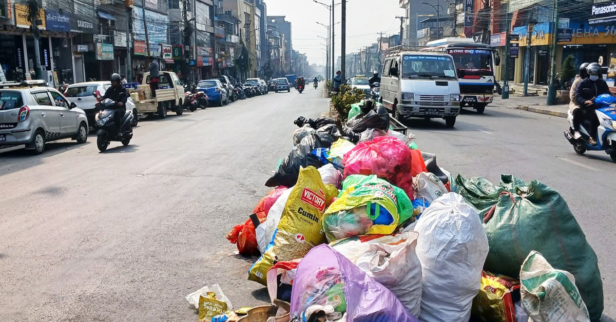 पोखरामा दुई सातापछि फोहर उठाउन थालियो