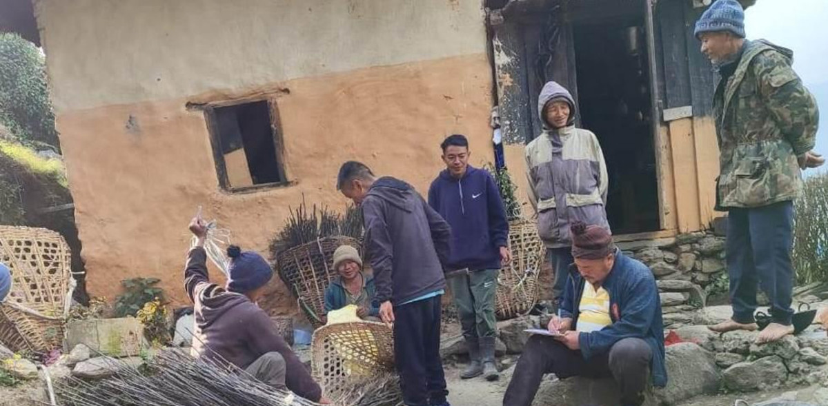 व्यावसायिक स्याउ खेती सुरु गर्दै वैकुण्ठेका किसान