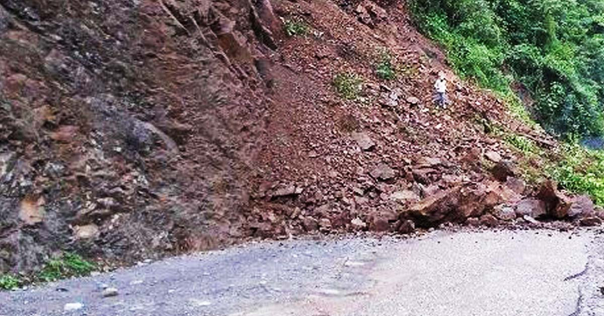 पहिरोका कारण अरनिको राजमार्ग पूर्ण रूपमा अवरुद्ध