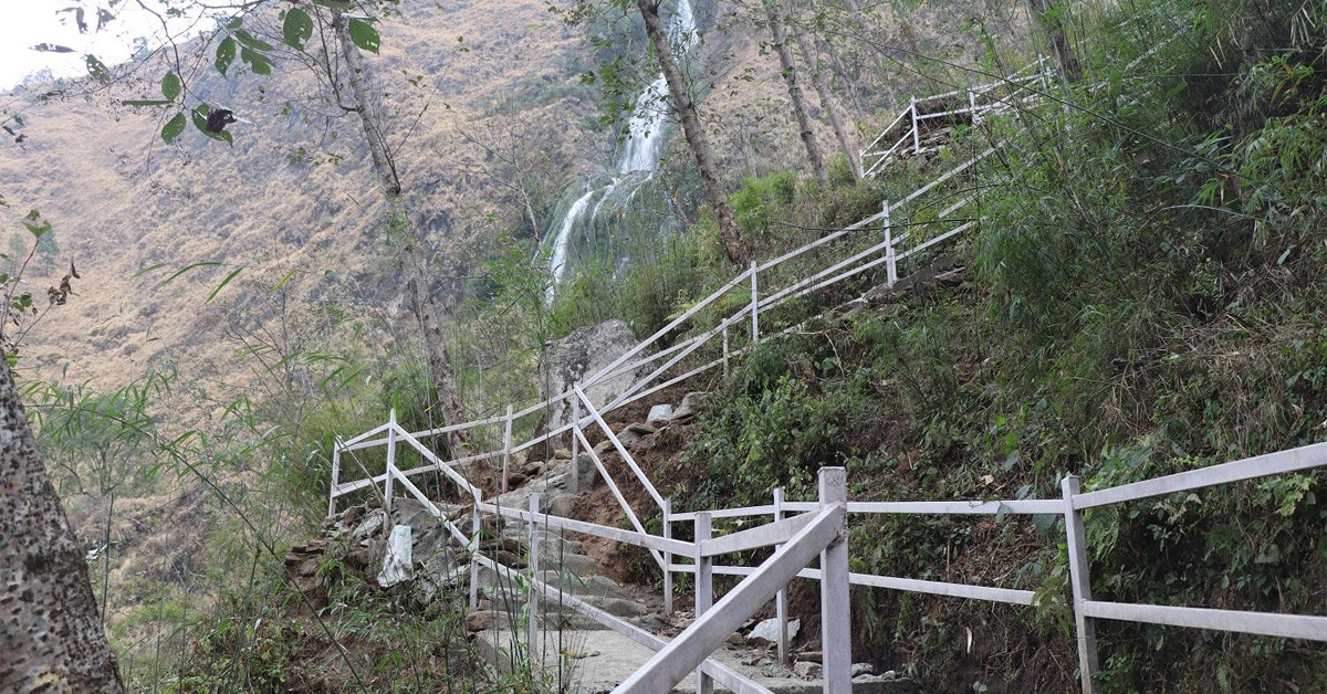 नारच्याङ झरना जोड्ने ‘रेलिङ’सहितको पदमार्ग