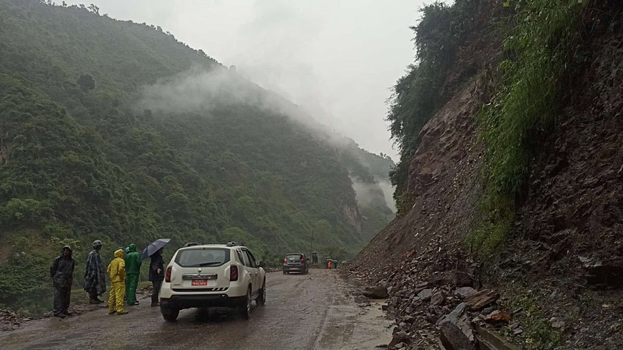 नारायणगढ–मुग्लिन सडकका १५ ठाउँको पहिरो हटाइयो, दुईतर्फी यातायात चालु