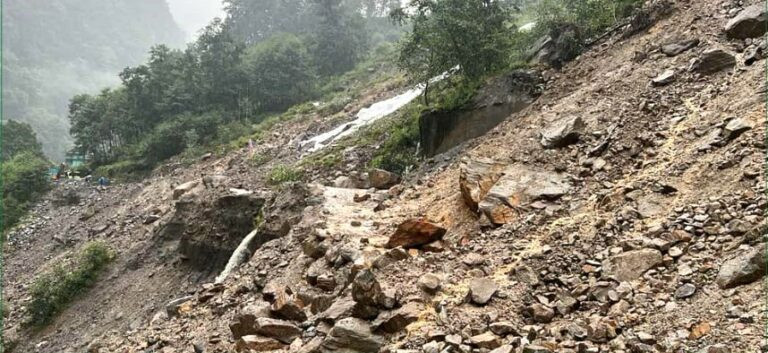 अविरल वर्षाका कारण  विभिन्न राजमार्ग प्रभावित, केही सडकमा राति सवारी सञ्चालन गर्न नपाइने