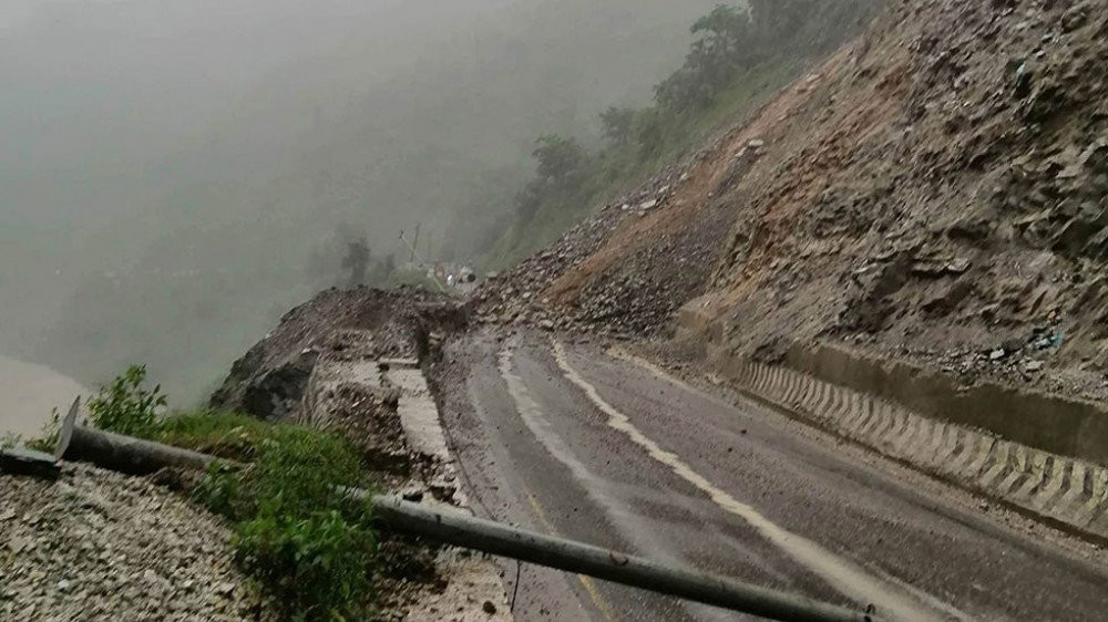 बाढी–पहिरोको असर: देशका प्रमुख राजमार्ग अवरुद्ध, कतै एकतर्फी मात्र सञ्चालन
