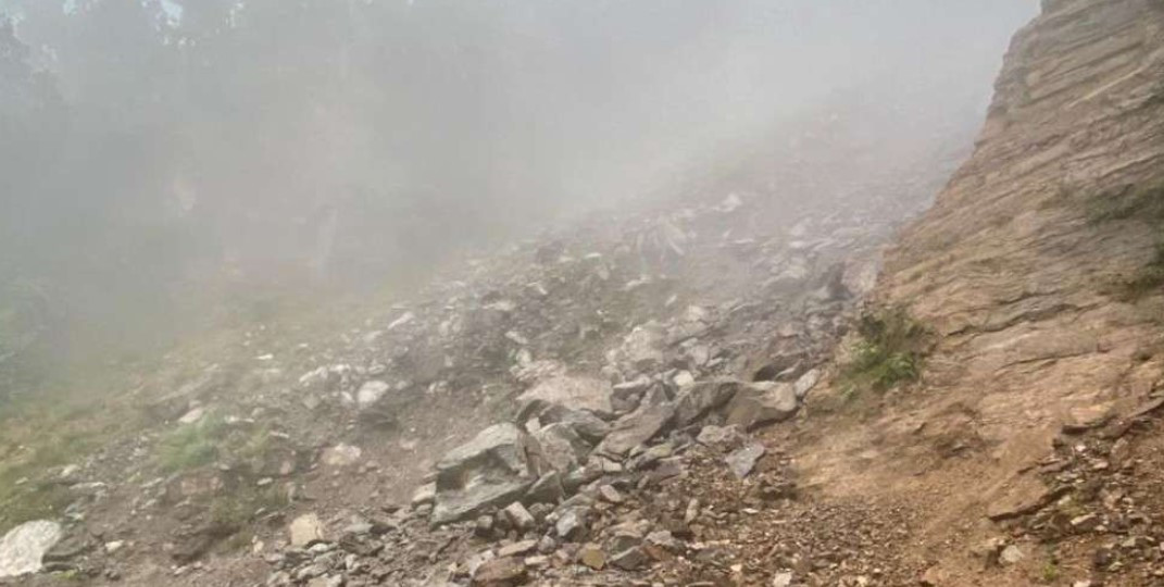 अविरल वर्षाले देशभरका प्रमुख राजमार्ग अवरुद्ध, धेरै सडक पूर्ण रूपमा  प्रभावित