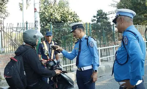सर्वोच्चको फैसला लत्याउँदै ट्राफिक प्रहरी : लाइसेन्स र ब्लुबुक जफत गर्ने कार्य अझै जारी
