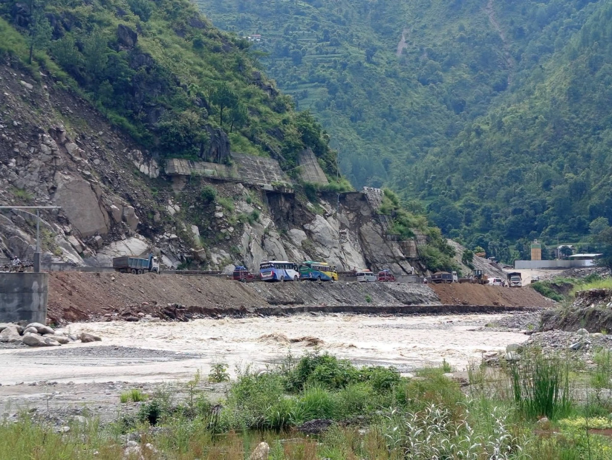 वर्षायाममा बीपी राजमार्ग जोखिमपूर्ण, पुनर्निर्माणमा ढिलाइले यात्रु सास्तीमा