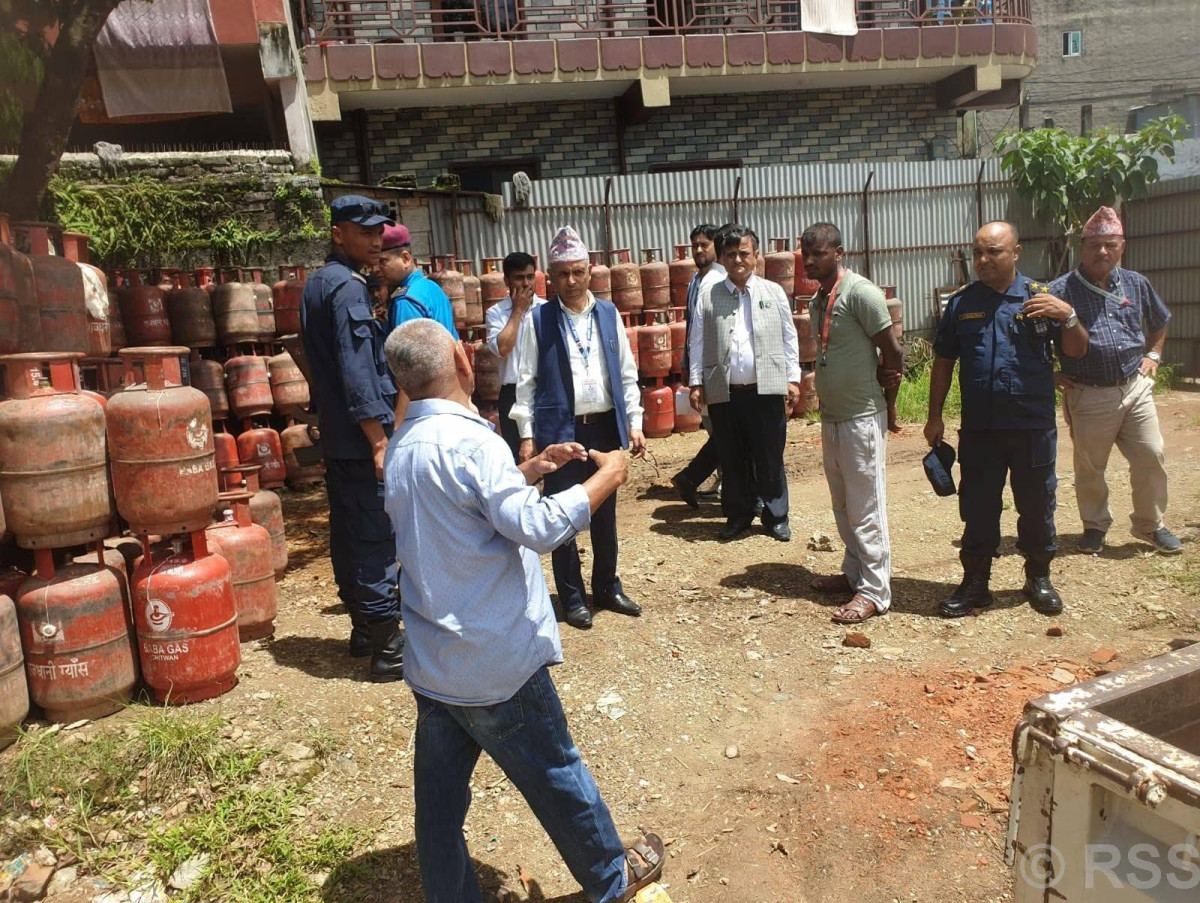 पोखरामा एलपी ग्यास अभाव कायमै, कम्पनी भन्छन्– आपूर्ति बढेकै छ, उपभोक्ताको मौज्दातले समस्या