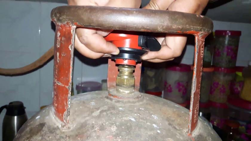 म्याद गुज्रिएका सिलिण्डरमा पुनः सिल लगाएर बिक्री गर्न खोज्ने ग्यास उद्योगलाई २ लाख ९५ हजार जरिबाना