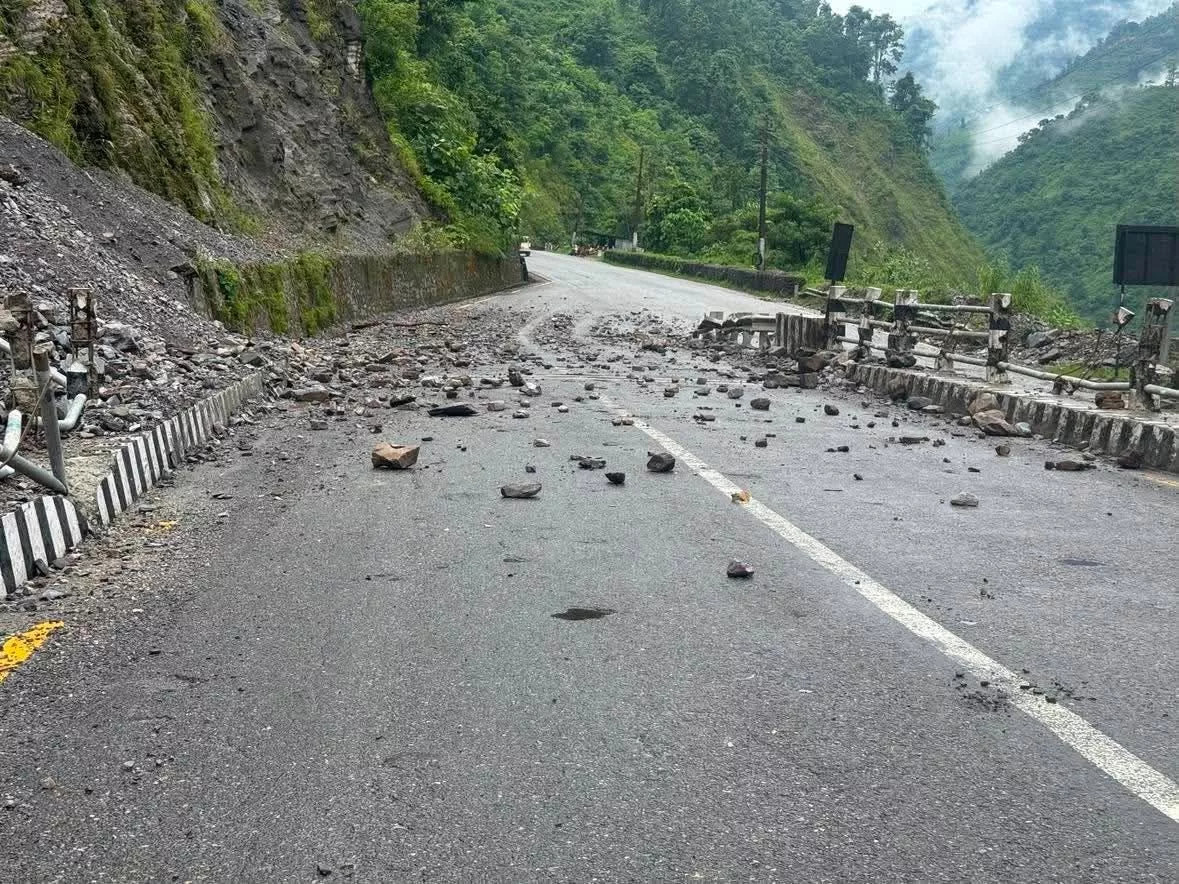 नारायणगढ–मुग्लिन सडकमा ढुंगा खस्यो, सावधानी अपनाउन आग्रह