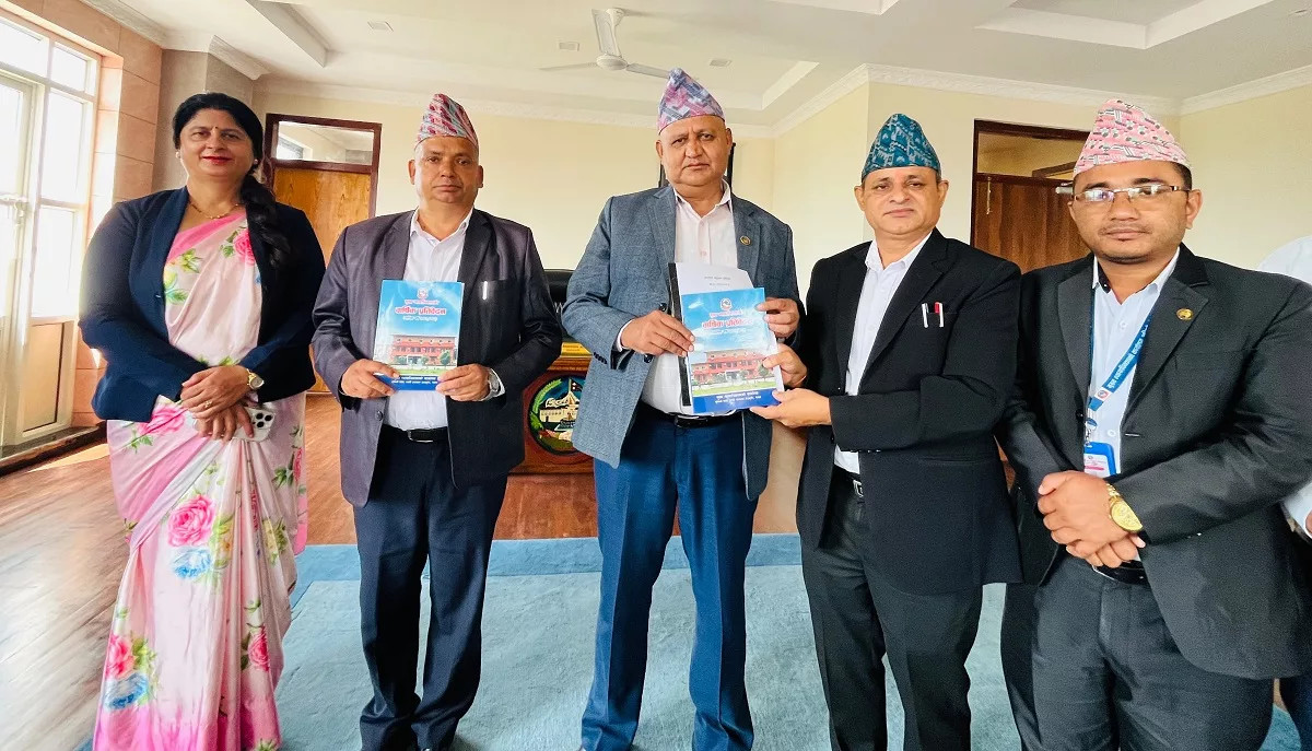 मुख्य न्यायाधिवक्ताको कार्यालयद्वारा मुख्यमन्त्री आचार्यलाई वार्षिक प्रतिवेदन हस्तान्तरण