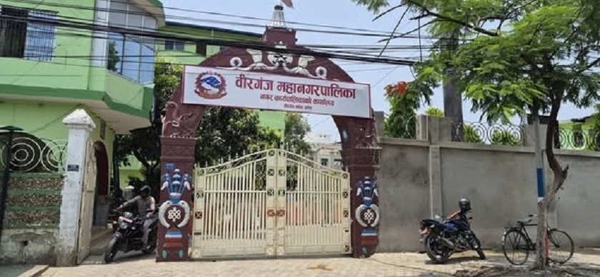 वीरगञ्जमा अनधिकृत होर्डिङ बोर्ड र ब्यानर हटाउन महानगरको अभियान